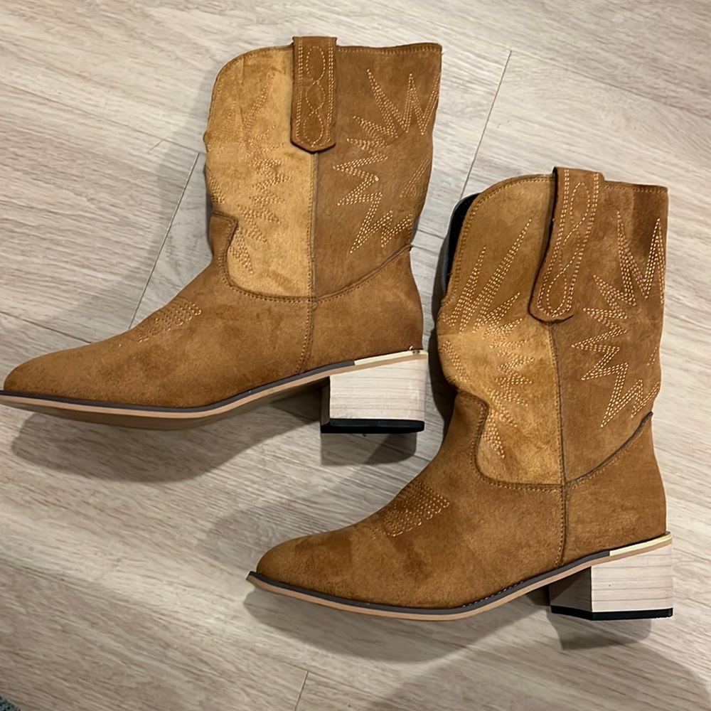 COWBOY BOOTS IN BROWN